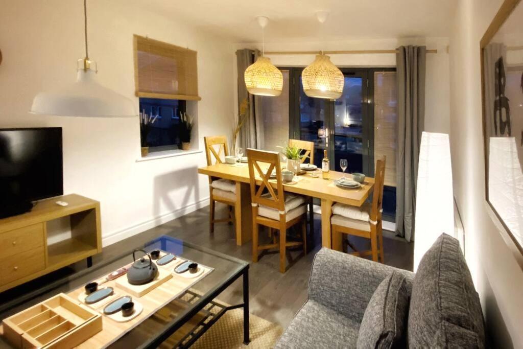 Japanese Style Muji Two-Bedroom Apt สวอนซี ภายนอก รูปภาพ