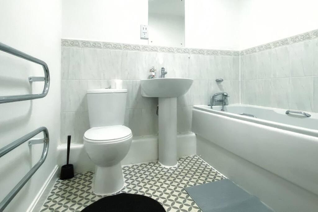 Japanese Style Muji Two-Bedroom Apt สวอนซี ภายนอก รูปภาพ